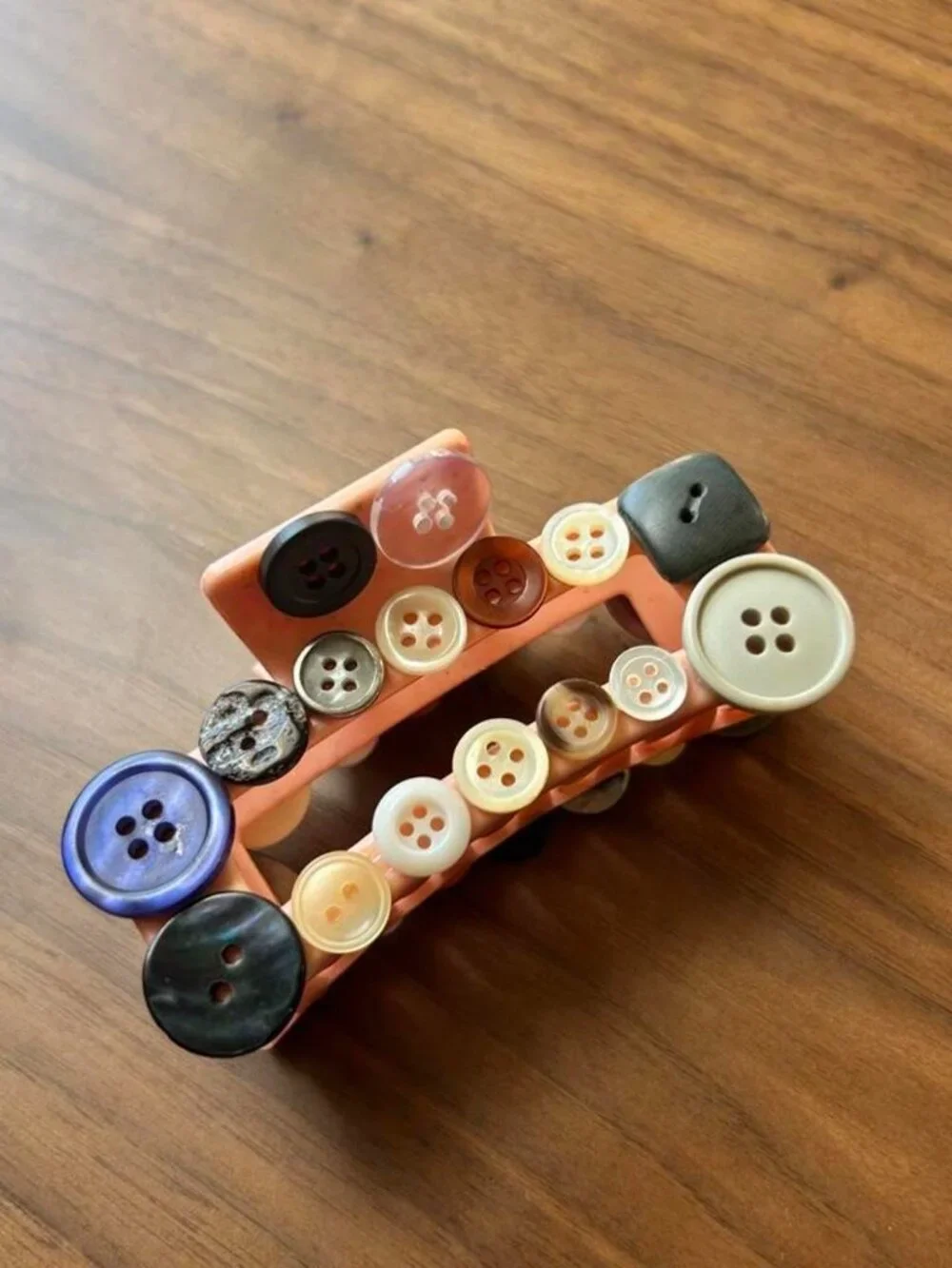 Claw clip with Multicolored buttons